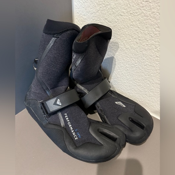 Roxy 3mm split toe surf booties. Size 10. Like new. Great traction for surfing! - Picture 5 of 6